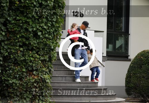 Hamburg 12 september 2013
Khalid Boulahrouz haalt zijn kinderen op bij Sabia en Rafal  v d Vaart en gaat met aupair naar de dierentuin in Hamburg.