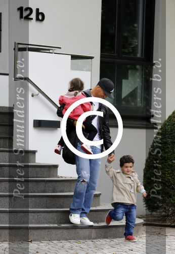 Hamburg 12 september 2013
Khalid Boulahrouz haalt zijn kinderen op bij Sabia en Rafal  v d Vaart en gaat met aupair naar de dierentuin in Hamburg.