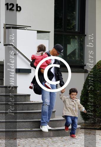 Hamburg 12 september 2013
Khalid Boulahrouz haalt zijn kinderen op bij Sabia en Rafal  v d Vaart en gaat met aupair naar de dierentuin in Hamburg.