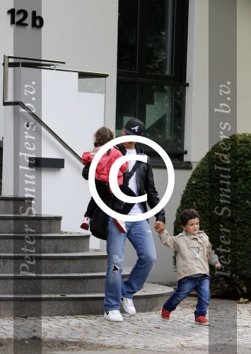 Hamburg 12 september 2013
Khalid Boulahrouz haalt zijn kinderen op bij Sabia en Rafal  v d Vaart en gaat met aupair naar de dierentuin in Hamburg.
