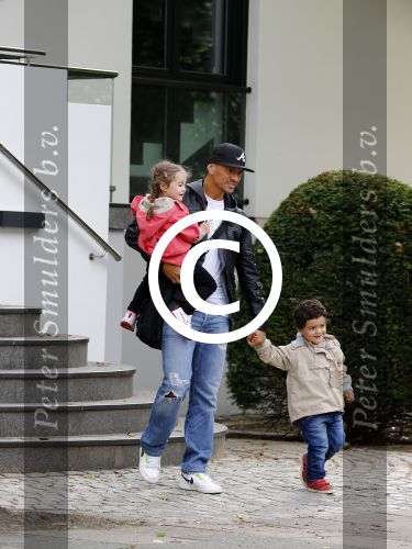 Hamburg 12 september 2013
Khalid Boulahrouz haalt zijn kinderen op bij Sabia en Rafal  v d Vaart en gaat met aupair naar de dierentuin in Hamburg.
