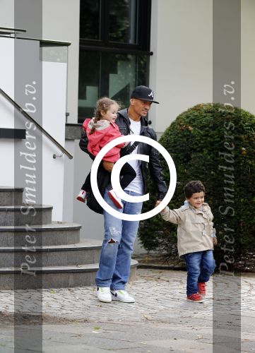 Hamburg 12 september 2013
Khalid Boulahrouz haalt zijn kinderen op bij Sabia en Rafal  v d Vaart en gaat met aupair naar de dierentuin in Hamburg.