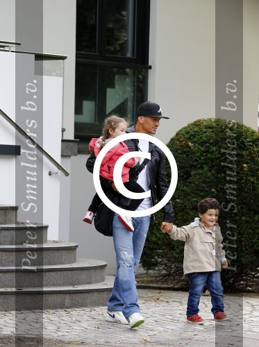 Hamburg 12 september 2013
Khalid Boulahrouz haalt zijn kinderen op bij Sabia en Rafal  v d Vaart en gaat met aupair naar de dierentuin in Hamburg.
