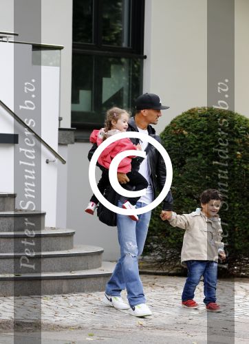 Hamburg 12 september 2013
Khalid Boulahrouz haalt zijn kinderen op bij Sabia en Rafal  v d Vaart en gaat met aupair naar de dierentuin in Hamburg.