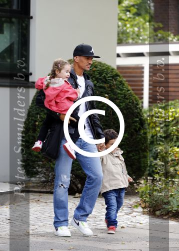 Hamburg 12 september 2013
Khalid Boulahrouz haalt zijn kinderen op bij Sabia en Rafal  v d Vaart en gaat met aupair naar de dierentuin in Hamburg.