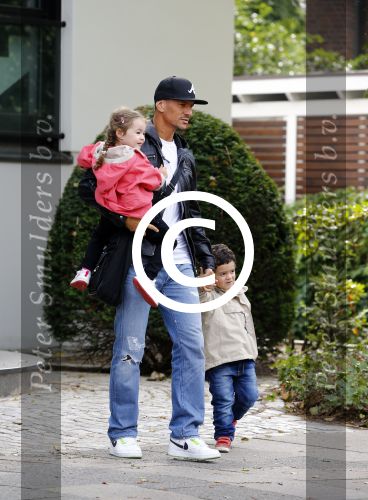 Hamburg 12 september 2013
Khalid Boulahrouz haalt zijn kinderen op bij Sabia en Rafal  v d Vaart en gaat met aupair naar de dierentuin in Hamburg.