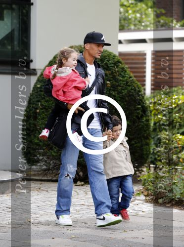 Hamburg 12 september 2013
Khalid Boulahrouz haalt zijn kinderen op bij Sabia en Rafal  v d Vaart en gaat met aupair naar de dierentuin in Hamburg.