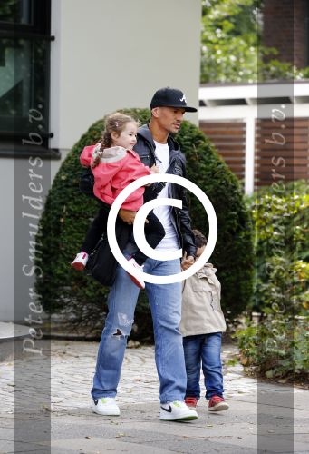 Hamburg 12 september 2013
Khalid Boulahrouz haalt zijn kinderen op bij Sabia en Rafal  v d Vaart en gaat met aupair naar de dierentuin in Hamburg.