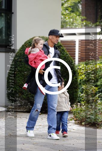 Hamburg 12 september 2013
Khalid Boulahrouz haalt zijn kinderen op bij Sabia en Rafal  v d Vaart en gaat met aupair naar de dierentuin in Hamburg.