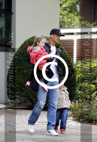 Hamburg 12 september 2013
Khalid Boulahrouz haalt zijn kinderen op bij Sabia en Rafal  v d Vaart en gaat met aupair naar de dierentuin in Hamburg.