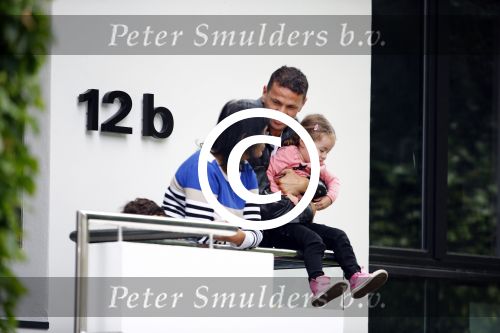 Hamburg 12 september 2013
Khalid Boulahrouz haalt zijn kinderen op bij Sabia en Rafal  v d Vaart en gaat met aupair naar de dierentuin in Hamburg.