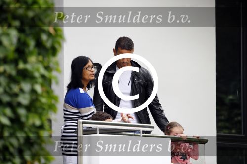 Hamburg 12 september 2013
Khalid Boulahrouz haalt zijn kinderen op bij Sabia en Rafal  v d Vaart en gaat met aupair naar de dierentuin in Hamburg.