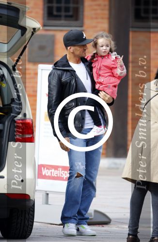 Hamburg 12 september 2013
Khalid Boulahrouz haalt zijn kinderen op bij Sabia en Rafal  v d Vaart en gaat met aupair naar de dierentuin in Hamburg.