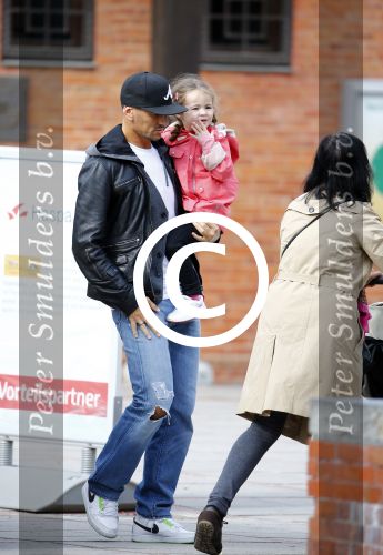 Hamburg 12 september 2013
Khalid Boulahrouz haalt zijn kinderen op bij Sabia en Rafal  v d Vaart en gaat met aupair naar de dierentuin in Hamburg.