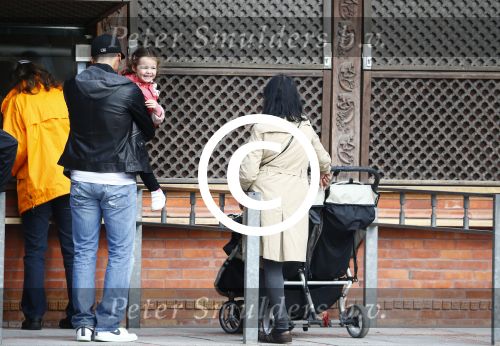 Hamburg 12 september 2013
Khalid Boulahrouz haalt zijn kinderen op bij Sabia en Rafal  v d Vaart en gaat met aupair naar de dierentuin in Hamburg.