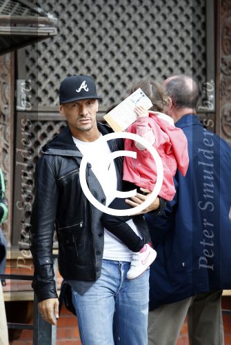 Hamburg 12 september 2013
Khalid Boulahrouz haalt zijn kinderen op bij Sabia en Rafal  v d Vaart en gaat met aupair naar de dierentuin in Hamburg.