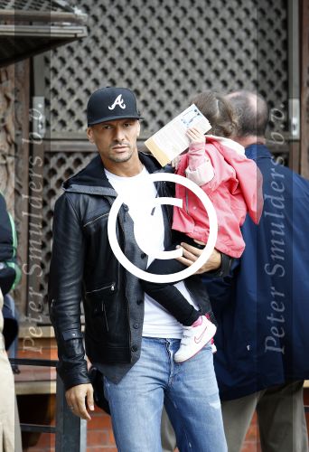 Hamburg 12 september 2013
Khalid Boulahrouz haalt zijn kinderen op bij Sabia en Rafal  v d Vaart en gaat met aupair naar de dierentuin in Hamburg.