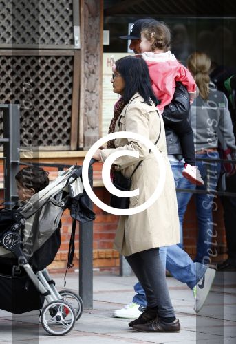 Hamburg 12 september 2013
Khalid Boulahrouz haalt zijn kinderen op bij Sabia en Rafal  v d Vaart en gaat met aupair naar de dierentuin in Hamburg.