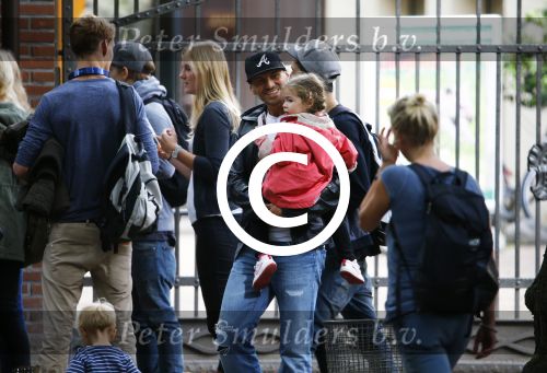 Hamburg 12 september 2013
Khalid Boulahrouz haalt zijn kinderen op bij Sabia en Rafal  v d Vaart en gaat met aupair naar de dierentuin in Hamburg.