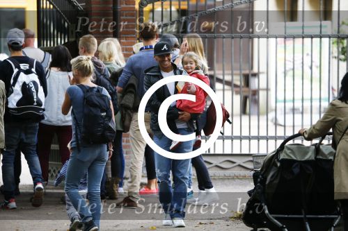 Hamburg 12 september 2013
Khalid Boulahrouz haalt zijn kinderen op bij Sabia en Rafal  v d Vaart en gaat met aupair naar de dierentuin in Hamburg.