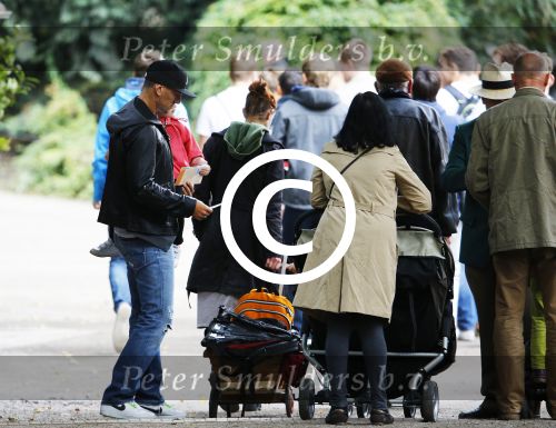 Hamburg 12 september 2013
Khalid Boulahrouz haalt zijn kinderen op bij Sabia en Rafal  v d Vaart en gaat met aupair naar de dierentuin in Hamburg.