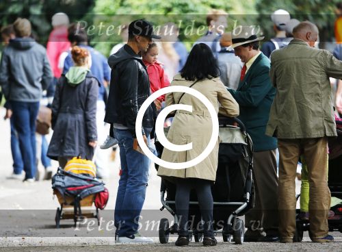 Hamburg 12 september 2013
Khalid Boulahrouz haalt zijn kinderen op bij Sabia en Rafal  v d Vaart en gaat met aupair naar de dierentuin in Hamburg.