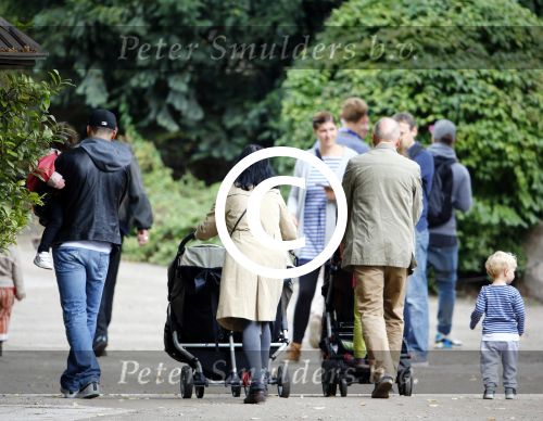 Hamburg 12 september 2013
Khalid Boulahrouz haalt zijn kinderen op bij Sabia en Rafal  v d Vaart en gaat met aupair naar de dierentuin in Hamburg.