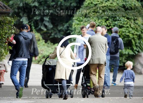 Hamburg 12 september 2013
Khalid Boulahrouz haalt zijn kinderen op bij Sabia en Rafal  v d Vaart en gaat met aupair naar de dierentuin in Hamburg.