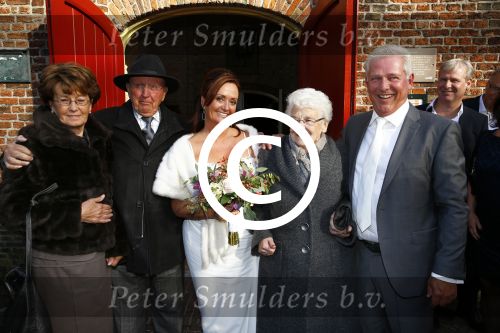 Laren 3 oktober 2013
Laura Ruiters en haar man Ton trouwen op haar 50e verjaardag. Laura met moeder en schoonouders
Jada Borsato is bruidsmeisje.