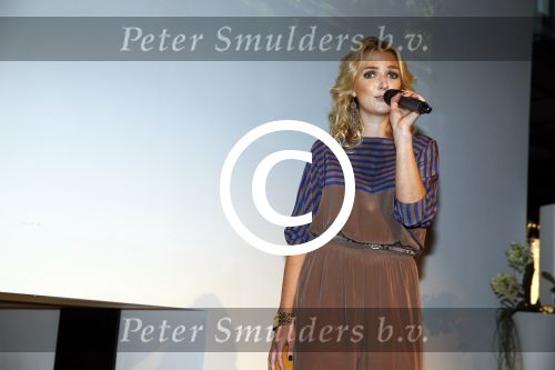 Amsterdam 14 oktober 2013
Jort Kelder en Lauren Verster presenteren de Marie Claire starters award.
Laurien Verstraten