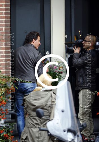 Amsterdam 14 oktober 2013
Leco v Zadelhoff brengt bloemen bij Nikkie Plessen