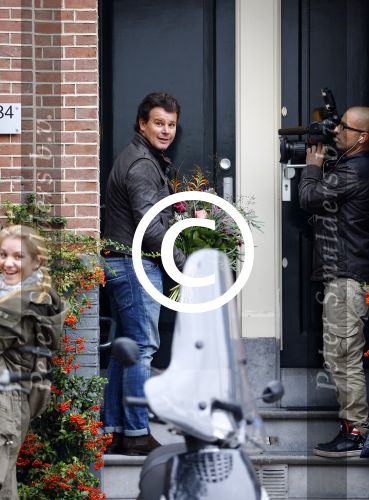 Amsterdam 14 oktober 2013
Leco v Zadelhoff brengt bloemen bij Nikkie Plessen