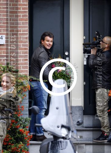 Amsterdam 14 oktober 2013
Leco v Zadelhoff brengt bloemen bij Nikkie Plessen
