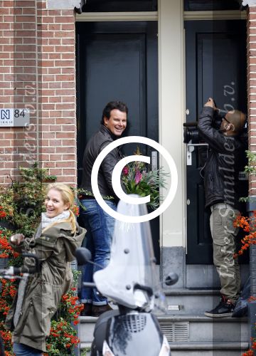 Amsterdam 14 oktober 2013
Leco v Zadelhoff brengt bloemen bij Nikkie Plessen