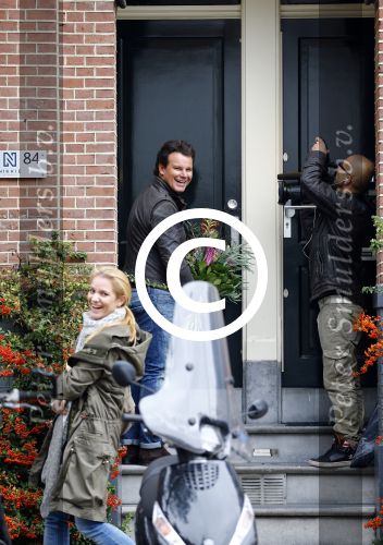 Amsterdam 14 oktober 2013
Leco v Zadelhoff brengt bloemen bij Nikkie Plessen