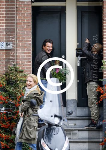 Amsterdam 14 oktober 2013
Leco v Zadelhoff brengt bloemen bij Nikkie Plessen