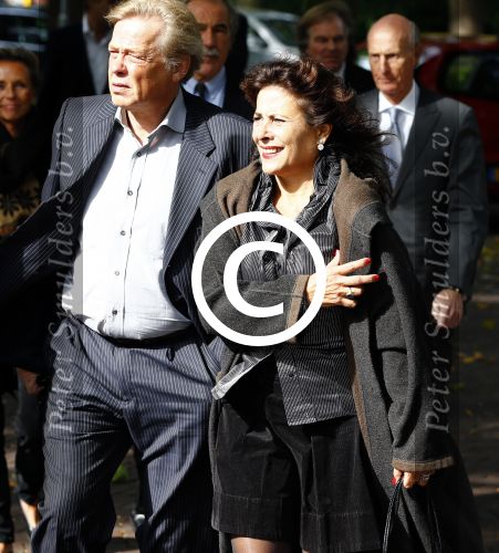 Laren 2 oktober 2013
Kerkdienst naar aanleiding van het overlijden van John de mol sr in de sint Jansbasiliek. Het was enorm druk met vrienden en familie.