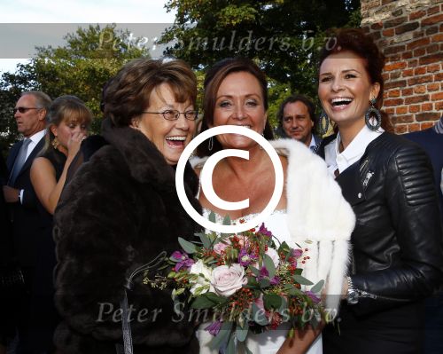 Laren 3 oktober 2013
Laura Ruiters en haar man Ton trouwen op haar 50e verjaardag. laura Leontine en moeder
Jada Borsato is bruidsmeisje.