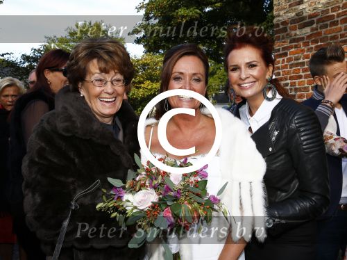 Laren 3 oktober 2013
Laura Ruiters en haar man Ton trouwen op haar 50e verjaardag. laura Leontine en moeder
Jada Borsato is bruidsmeisje.