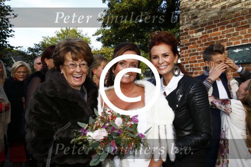 Laren 3 oktober 2013
Laura Ruiters en haar man Ton trouwen op haar 50e verjaardag. laura Leontine en moeder
Jada Borsato is bruidsmeisje.