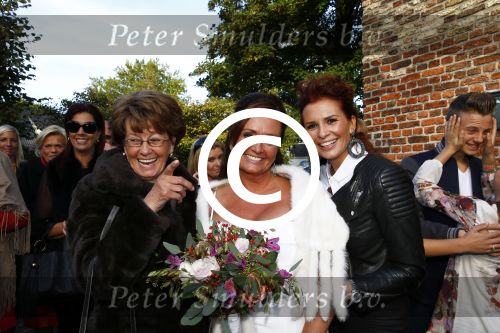 Laren 3 oktober 2013
Laura Ruiters en haar man Ton trouwen op haar 50e verjaardag. laura Leontine en moeder
Jada Borsato is bruidsmeisje.