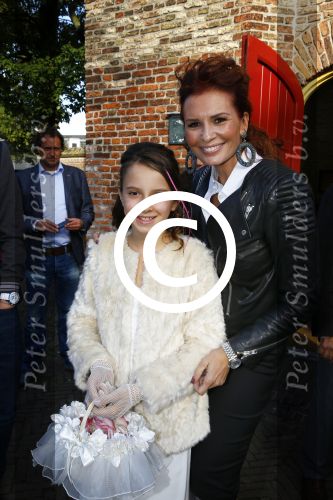 Laren 3 oktober 2013
Laura Ruiters en haar man Ton trouwen op haar 50e verjaardag. Leontine met Jada Borsato
Jada Borsato is bruidsmeisje.