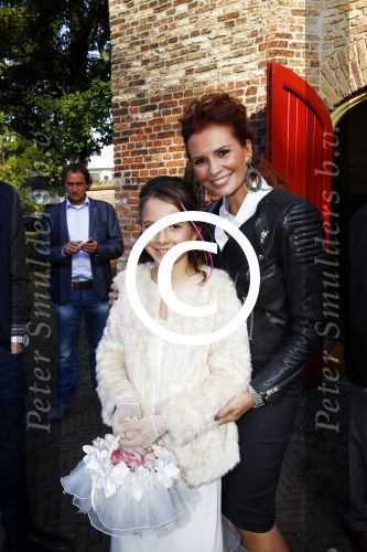Laren 3 oktober 2013
Laura Ruiters en haar man Ton trouwen op haar 50e verjaardag. Leontine met Jada Borsato
Jada Borsato is bruidsmeisje.