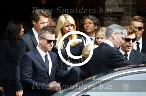 Laren 2 oktober 2013
Kerkdienst naar aanleiding van het overlijden van John de mol sr in de sint Jansbasiliek. Het was enorm druk met vrienden en familie.