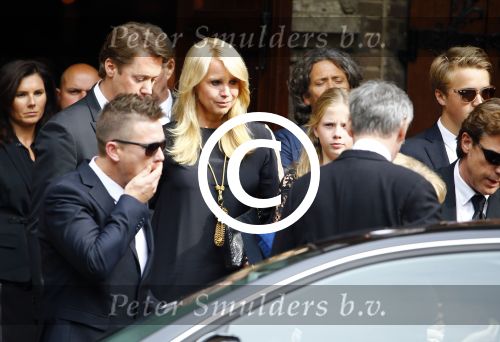 Laren 2 oktober 2013
Kerkdienst naar aanleiding van het overlijden van John de mol sr in de sint Jansbasiliek. Het was enorm druk met vrienden en familie.