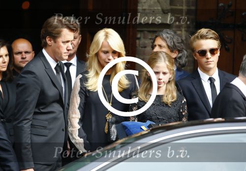 Laren 2 oktober 2013
Kerkdienst naar aanleiding van het overlijden van John de mol sr in de sint Jansbasiliek. Het was enorm druk met vrienden en familie.