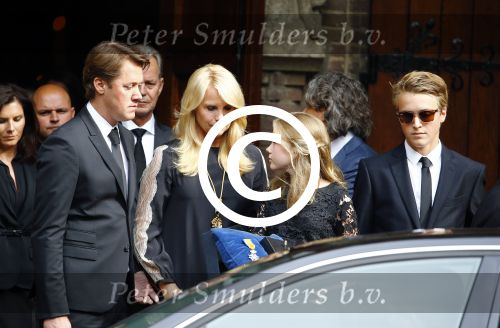 Laren 2 oktober 2013
Kerkdienst naar aanleiding van het overlijden van John de mol sr in de sint Jansbasiliek. Het was enorm druk met vrienden en familie.