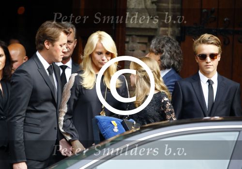 Laren 2 oktober 2013
Kerkdienst naar aanleiding van het overlijden van John de mol sr in de sint Jansbasiliek. Het was enorm druk met vrienden en familie.