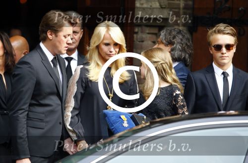 Laren 2 oktober 2013
Kerkdienst naar aanleiding van het overlijden van John de mol sr in de sint Jansbasiliek. Het was enorm druk met vrienden en familie.