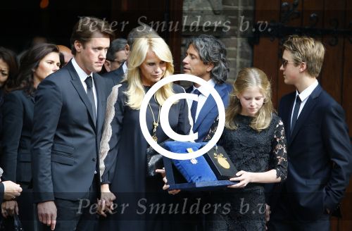 Laren 2 oktober 2013
Kerkdienst naar aanleiding van het overlijden van John de mol sr in de sint Jansbasiliek. Het was enorm druk met vrienden en familie.
